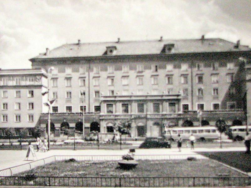 Pohled na Společenský dům Lučina kolem roku 1960 od kina Radost.