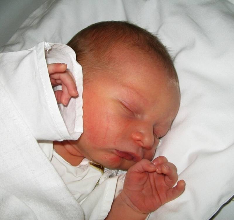 Milan Kiwak se narodil 8. června mamince Michaele Gunčagové z Karviné. Po narození dítě vážilo 3900 g a měřilo 53 cm.