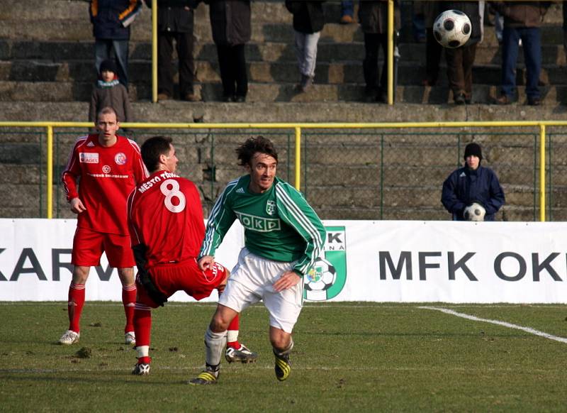 Duel s Třinecm, v zeleném Marcel Pavlík.