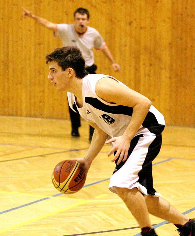 Karvinští basketbalisté (v bílém) dosáhli v lize mladých mužů skvělého úspěchu. Porazili vedoucí Nymburk.