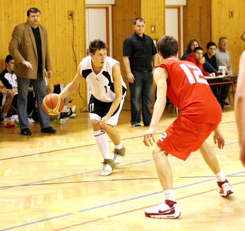 Karvinští basketbalisté (v bílém) dosáhli v lize mladých mužů skvělého úspěchu. Porazili vedoucí Nymburk.