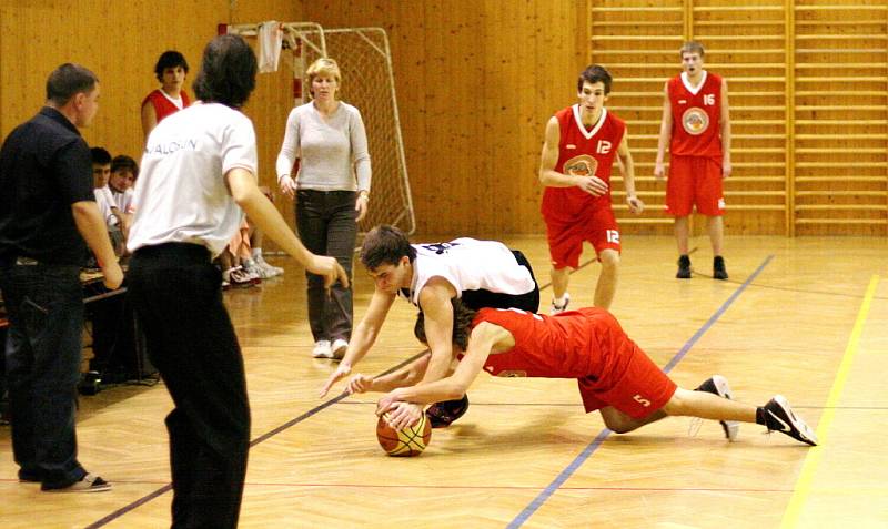 Karvinští basketbalisté (v bílém) dosáhli v lize mladých mužů skvělého úspěchu. Porazili vedoucí Nymburk.