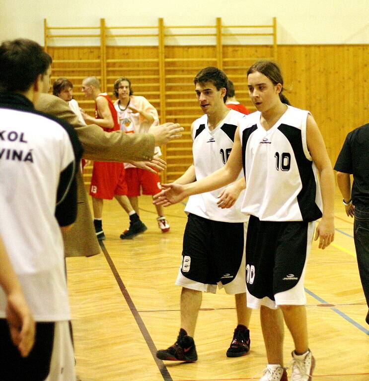 Karvinští basketbalisté (v bílém) dosáhli v lize mladých mužů skvělého úspěchu. Porazili vedoucí Nymburk.