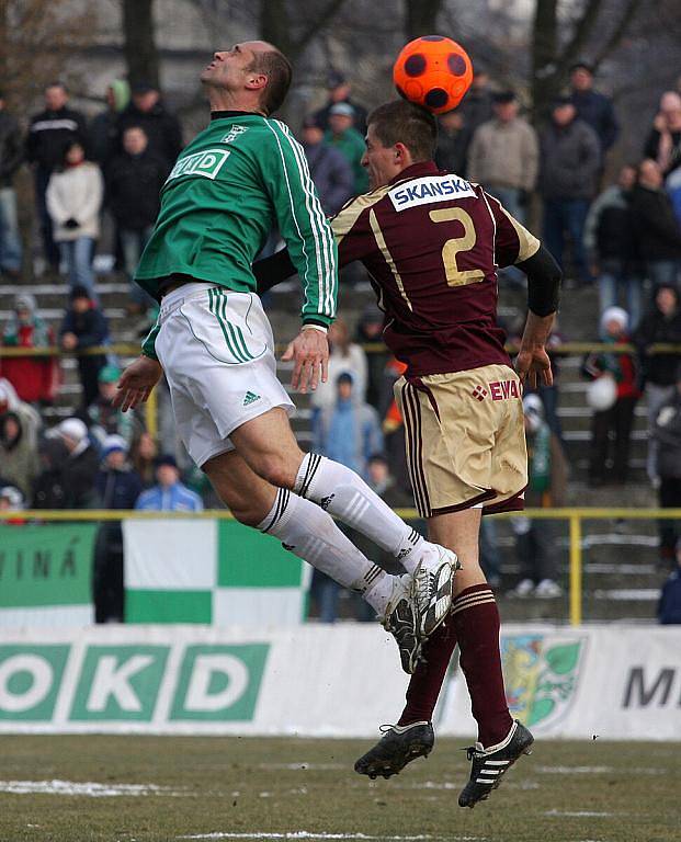 Martin Opic (vlevo) v hlavičkovém souboji s Michalem Šmídem.