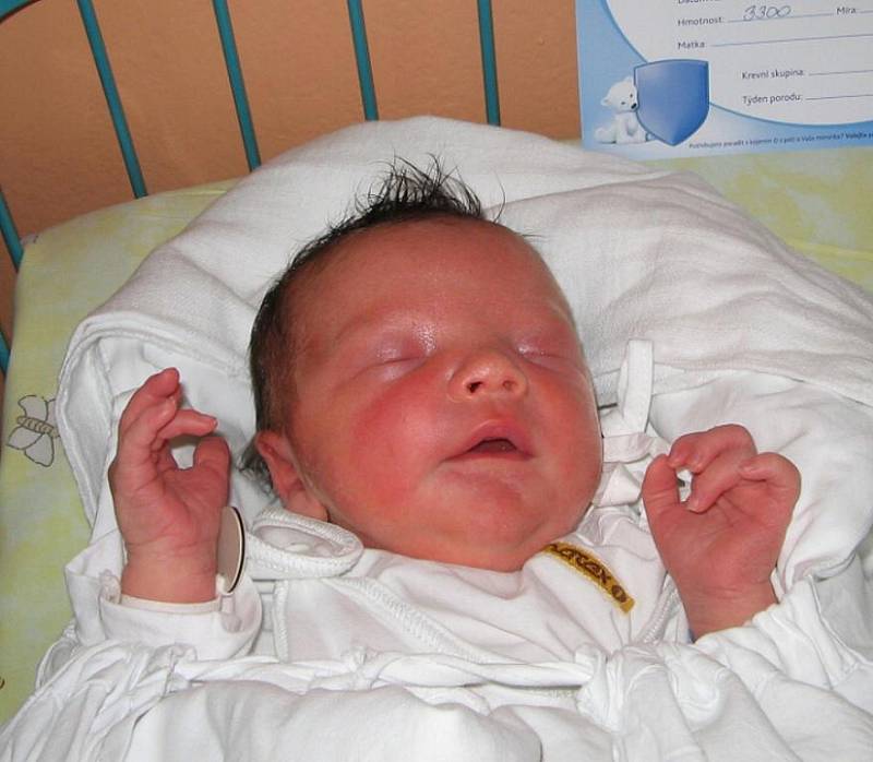 Paní Šárce Fabiszové z Karviné se 6. června narodil syn Richard. Po porodu miminko vážilo 3300 g a měřilo 49 cm.