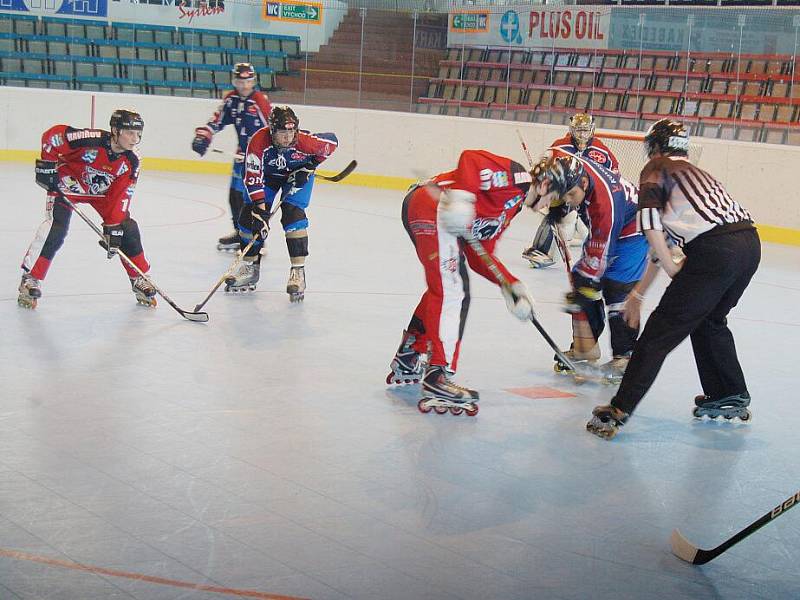 Inline hokejisté Havířova (v červeném) neprožili ideální domácí premiéru v extralize.