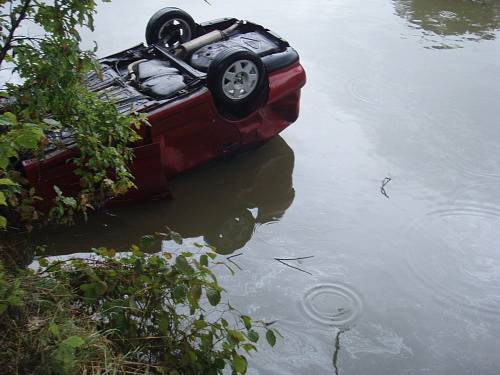 Auto skončilo v rybníku na střeše