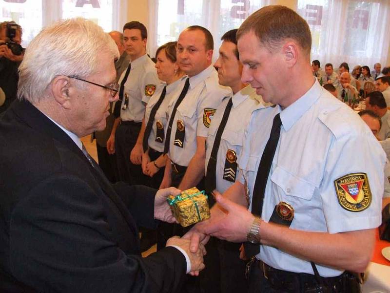 Slavnostní ocenění strážníků havířovské městské policie a služebního psa Gerta.