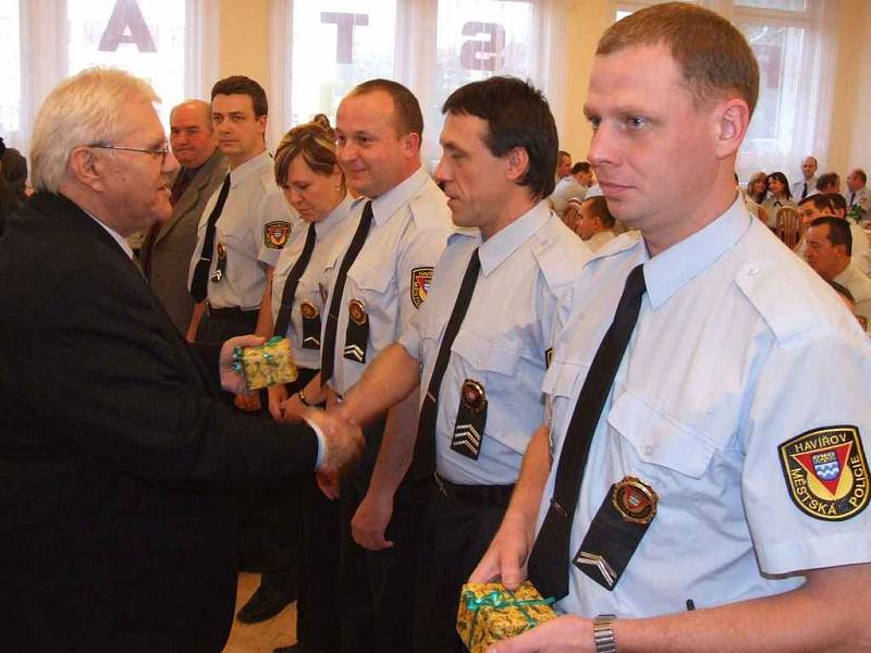 Slavnostní ocenění strážníků havířovské městské policie a služebního psa Gerta.