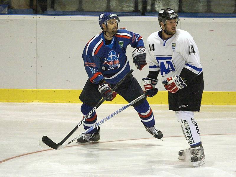 Derby mezi Karvinou (v modrém) a Havířovem přineslo zajímavý hokej. O vítězi rozhodly až nájezdy.