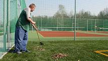 Povrch fotbalového hřiště, ale i tenisových kurtů v novém sportovním areálu byl pokryt umělou trávou.