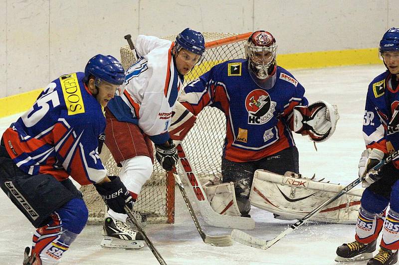 Hokejisté HC Karviná (v bílém) porazili v generálce na soutěž Nový Jičín 5:2.