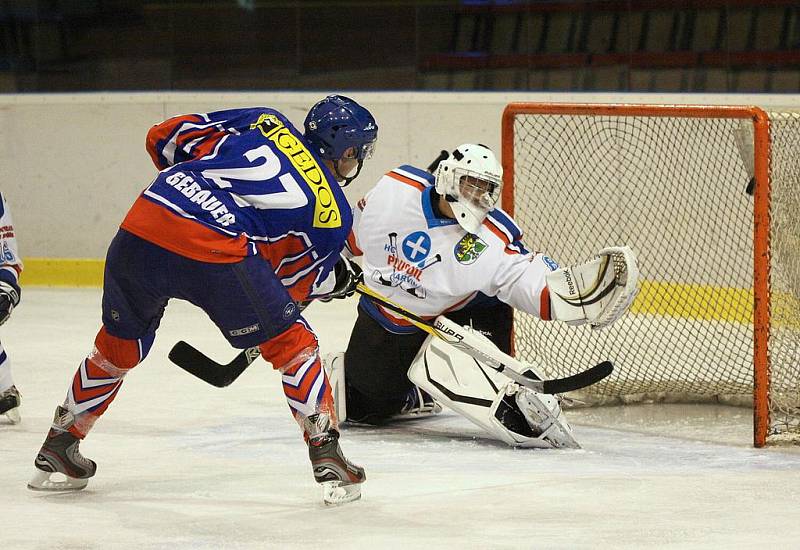 Hokejisté HC Karviná (v bílém) porazili v generálce na soutěž Nový Jičín 5:2.