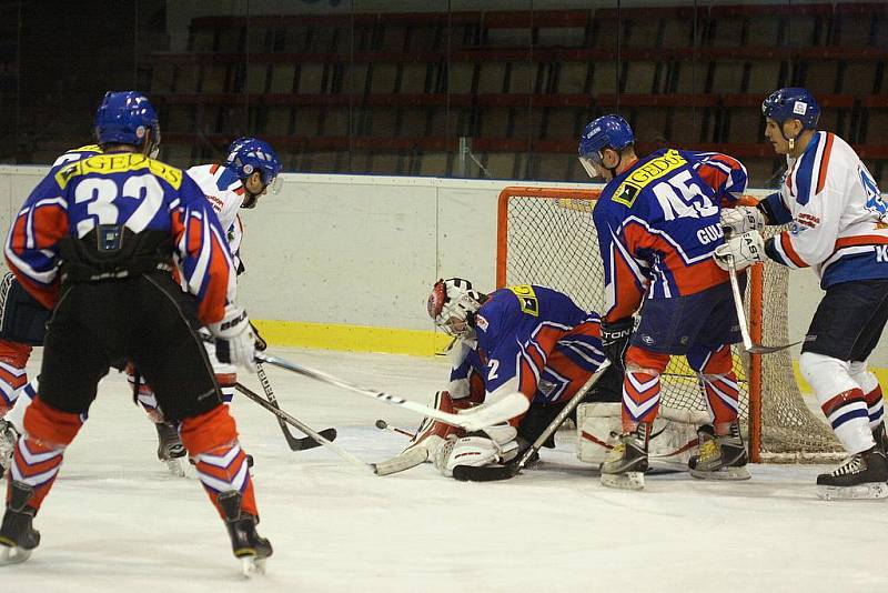 Hokejisté HC Karviná (v bílém) porazili v generálce na soutěž Nový Jičín 5:2.