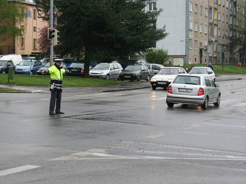 Dopravní policista řídí provoz v křižovatce