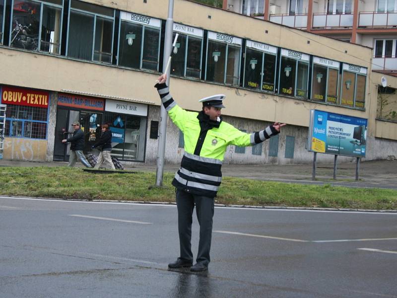 Dopravní policista řídí provoz v křižovatce