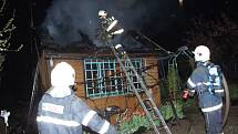 Havířovští hasiči při hašení požáru chatky.