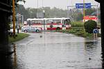 Voda zaplavila železniční podjezd v Havířově. Doprava musela být odkloněna.
