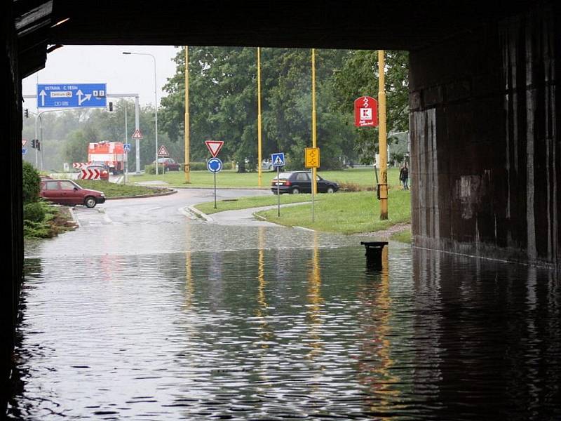 Voda zaplavila železniční podjezd. Doprava musela být odkloněna.