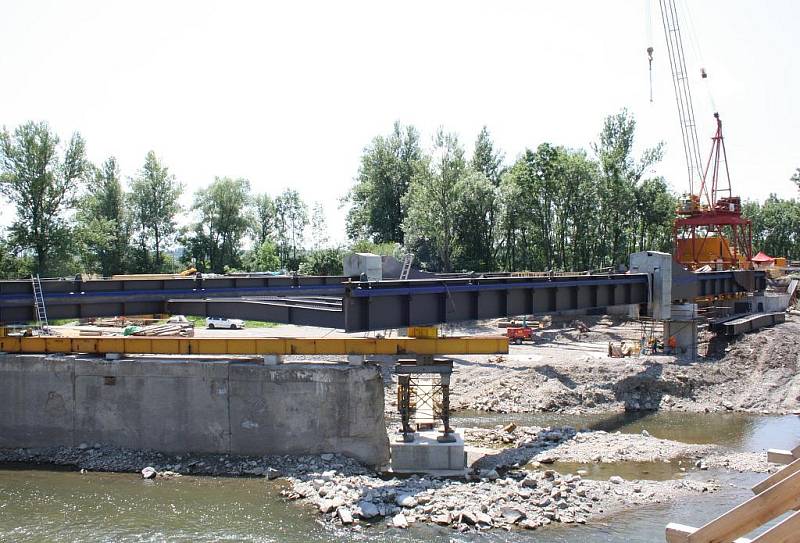 Stavbaři usilovně pracují na stavbě nového mostu přes řeku Olši v Ostravské ulici.