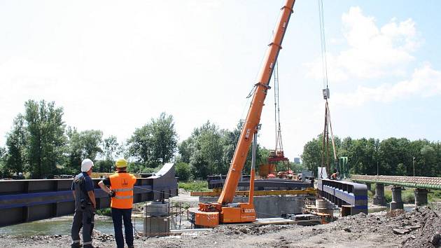 Stavbaři usilovně pracují na stavbě nového mostu přes řeku Olši v Ostravské ulici.