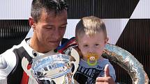 Michal INDI Dokoupil věnoval vybojovaný vítězný pohár ženě a synovi tragicky zemřlého Adriana McFarlanda.