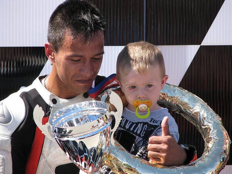 Michal INDI Dokoupil věnoval vybojovaný vítězný pohár ženě a synovi tragicky zemřlého Adriana McFarlanda.
