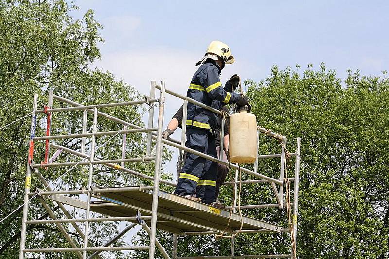 Dobrovolní hasiči si v sobotu vyzkoušeli ve Stonavě, jak jsou na tom s fyzickou zdatností. Probíhala tam totiž soutěž s názvem Železný hasič. 