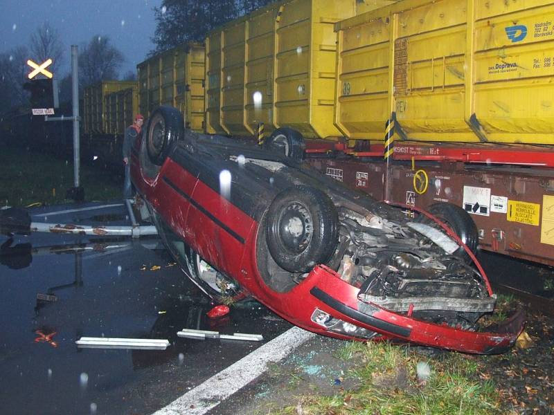 Osobní automobil přerazil semafor a převrátil se na střechu.