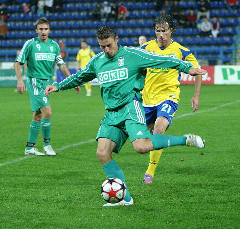 Fotbalisté Karviné (v zeleném) prohráli ve Zlíně 4:1.