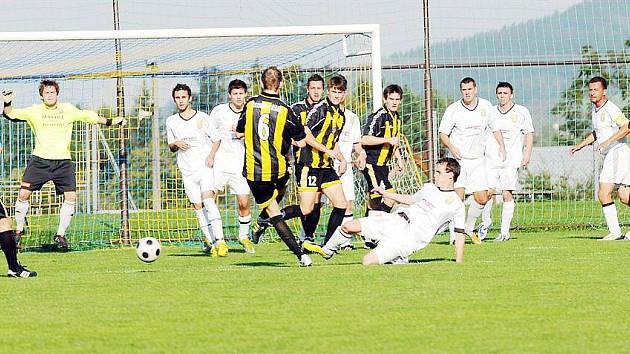 Fotbalisté Českého Těšína (v pruhovaném) natáhli šňůru neporazitelnosti už na deset zápasů.