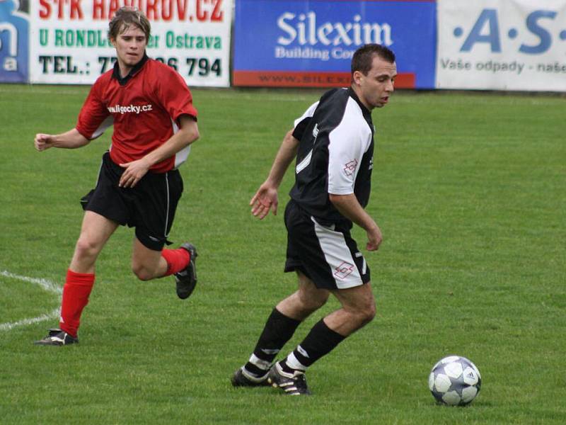 Dětmarovice (červené dresy) porazily v derby I.A třídy Horní Suchou gólem z penalty.