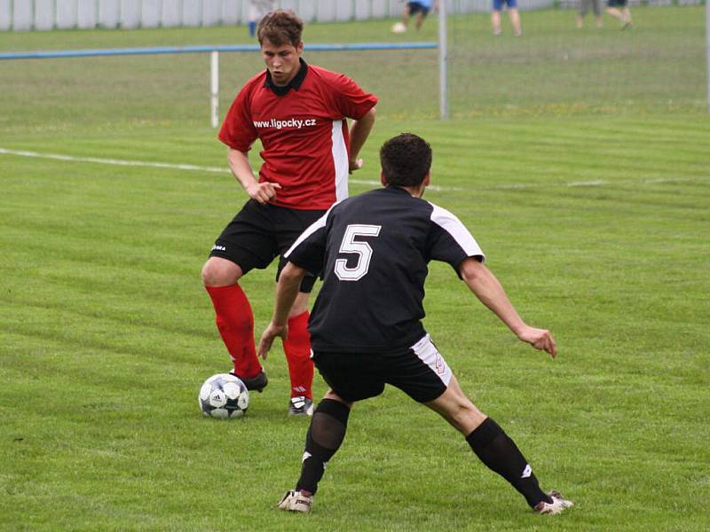 Dětmarovice (červené dresy) porazily v derby I.A třídy Horní Suchou gólem z penalty.