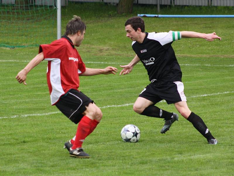 Dětmarovice (červené dresy) porazily v derby I.A třídy Horní Suchou gólem z penalty.