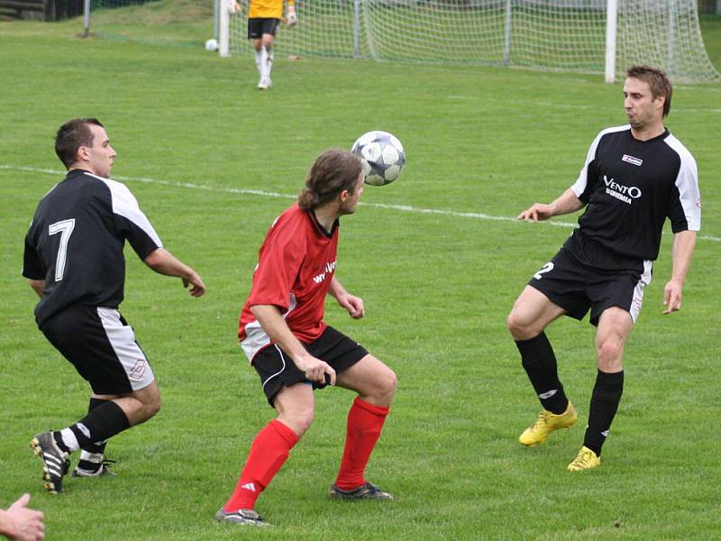 Dětmarovice (červené dresy) porazily v derby I.A třídy Horní Suchou gólem z penalty.