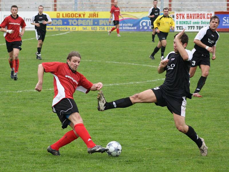 Dětmarovice (červené dresy) porazily v derby I.A třídy Horní Suchou gólem z penalty.
