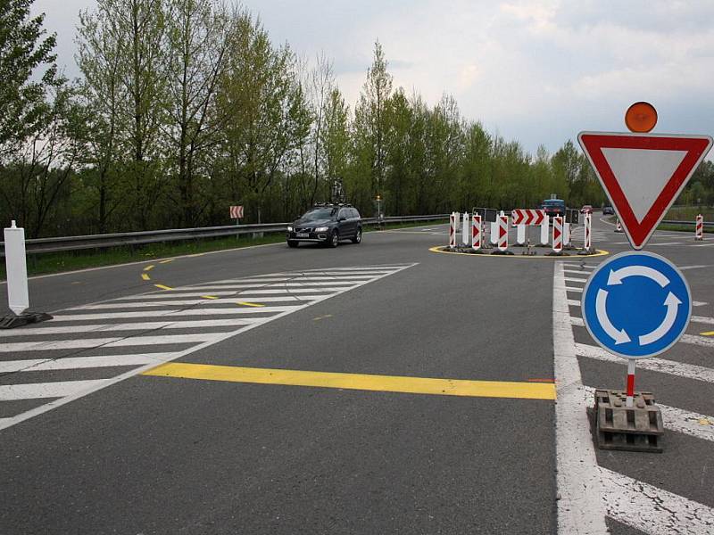 Pro zvládnutí většího dopravního zatížení kvůli opravě mostu přes Olši vznikly na objízdných trasách kruhové objezdy