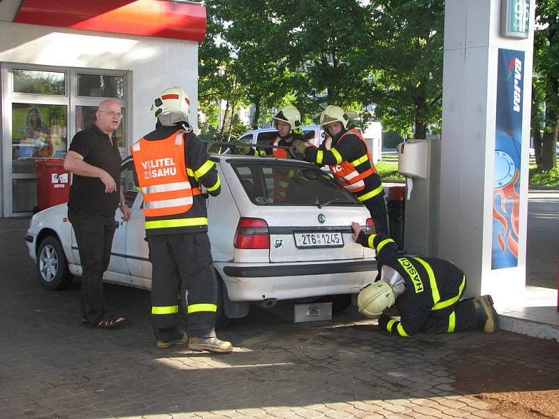 Celodenní návštěva Deníku u karvinských hasičů. Zásah u úniku paliva