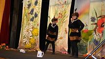 Amatérské představení karvinského souboru Bambules Čmelda a Brumda  se dětem líbilo. 