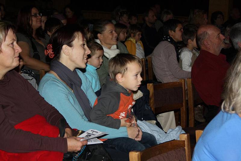 Amatérské představení karvinského souboru Bambules Čmelda a Brumda  se dětem líbilo. 