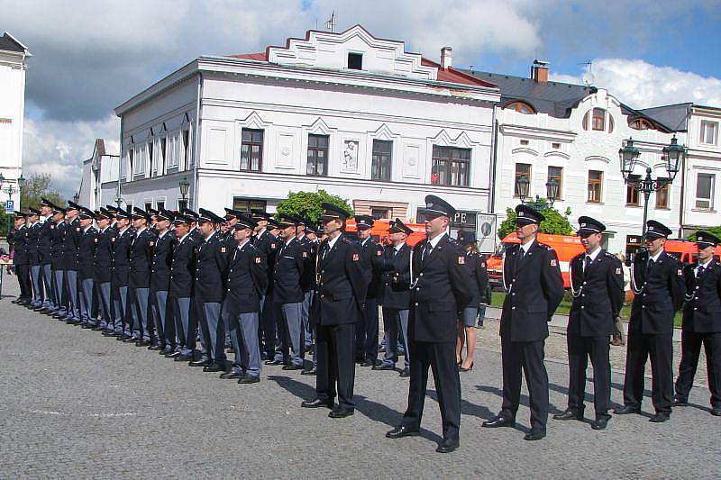 Před karvinským zámkem složila v neděli dopoledne slavnostní slib pětice nových hasičů HZS MSK. Ocenění byli také dlouholetí pracovníci hasičského záchranného sboru a muž, který zachránil život člověku díky své duchapřítomnosti. 