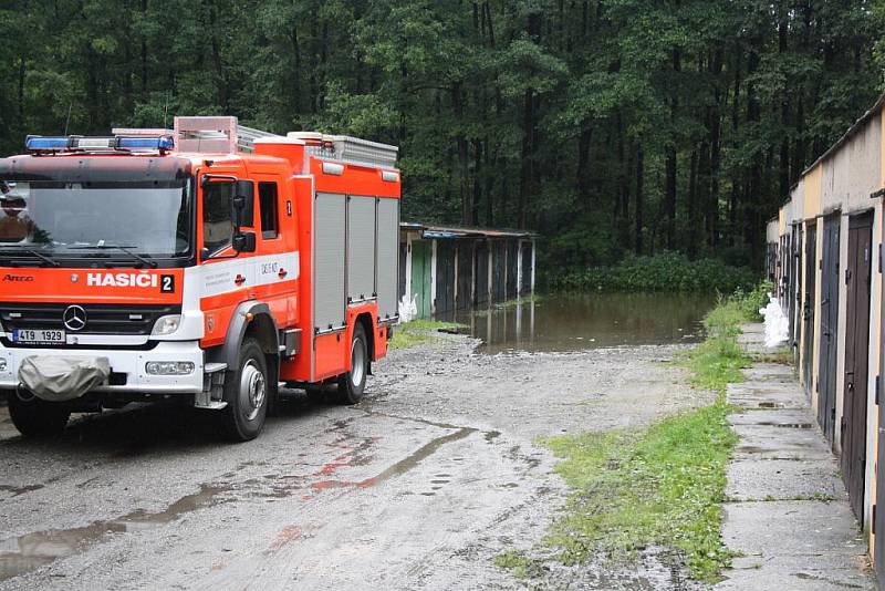 Hasiči z Havířova museli provést protipovodňové opatření v areálu garáží na Lidické ulici