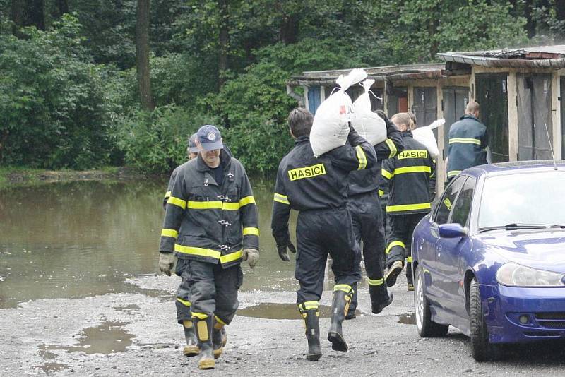 Hasiči z Havířova museli provést protipovodňové opatření v areálu garáží na Lidické ulici