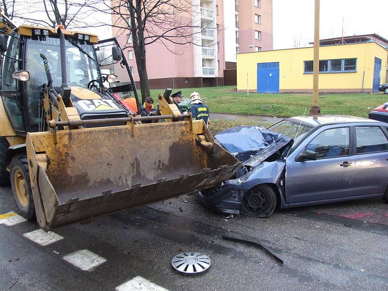 Nehoda osobního auta s traktorem