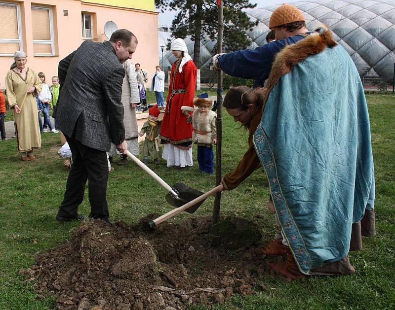 Historické medové dny ZŠ Dělnická v Karviné se zasazením pamětní lípy