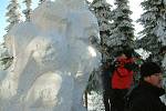 Tradiční sochání z obřích kvádrů sněhu a ledu na Pustevnách a krásné slunečné počasí na hřebenech přilákalo tisíce návštěvníků a turistů.