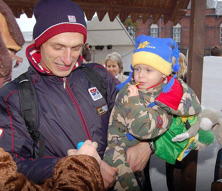 Více než tisícovka lidí přišla v sobotu odpoledne na bohumínské náměstí T. G. Masaryka, aby podpořila akci, při které byl ustanoven nový český rekord v počtu plyšových hraček na jednom místě.