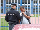 Policista nechává u opilého řidiče provést dechovou zkoušku. Ilustrační foto