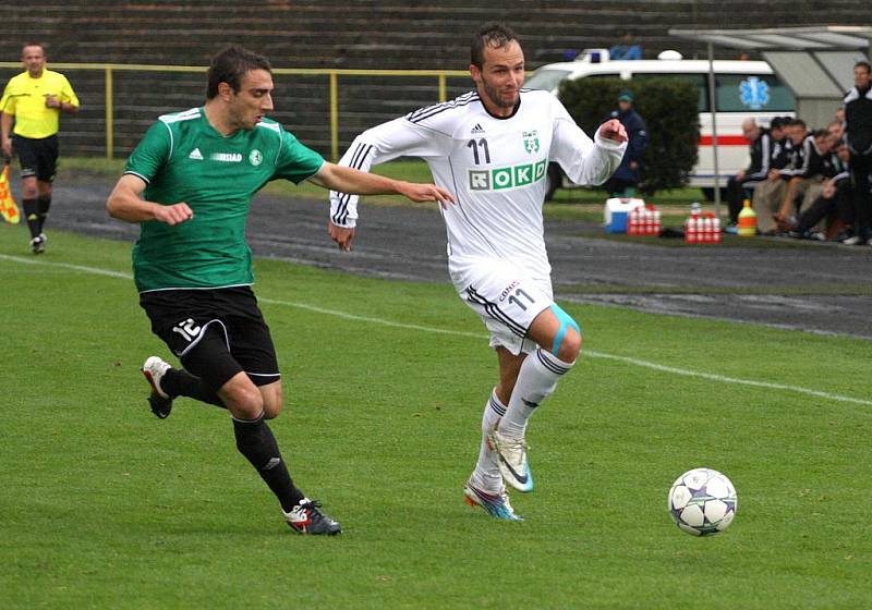 Druholigoví fotbalisté MFK OKD Karviná (v bílém) porazili v hornickém derby zaslouženě Most 2:1.