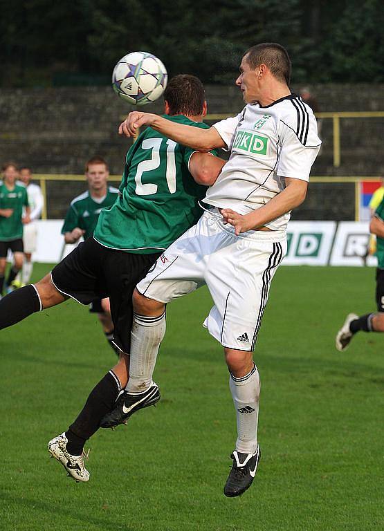 Druholigoví fotbalisté MFK OKD Karviná (v bílém) porazili v hornickém derby zaslouženě Most 2:1.